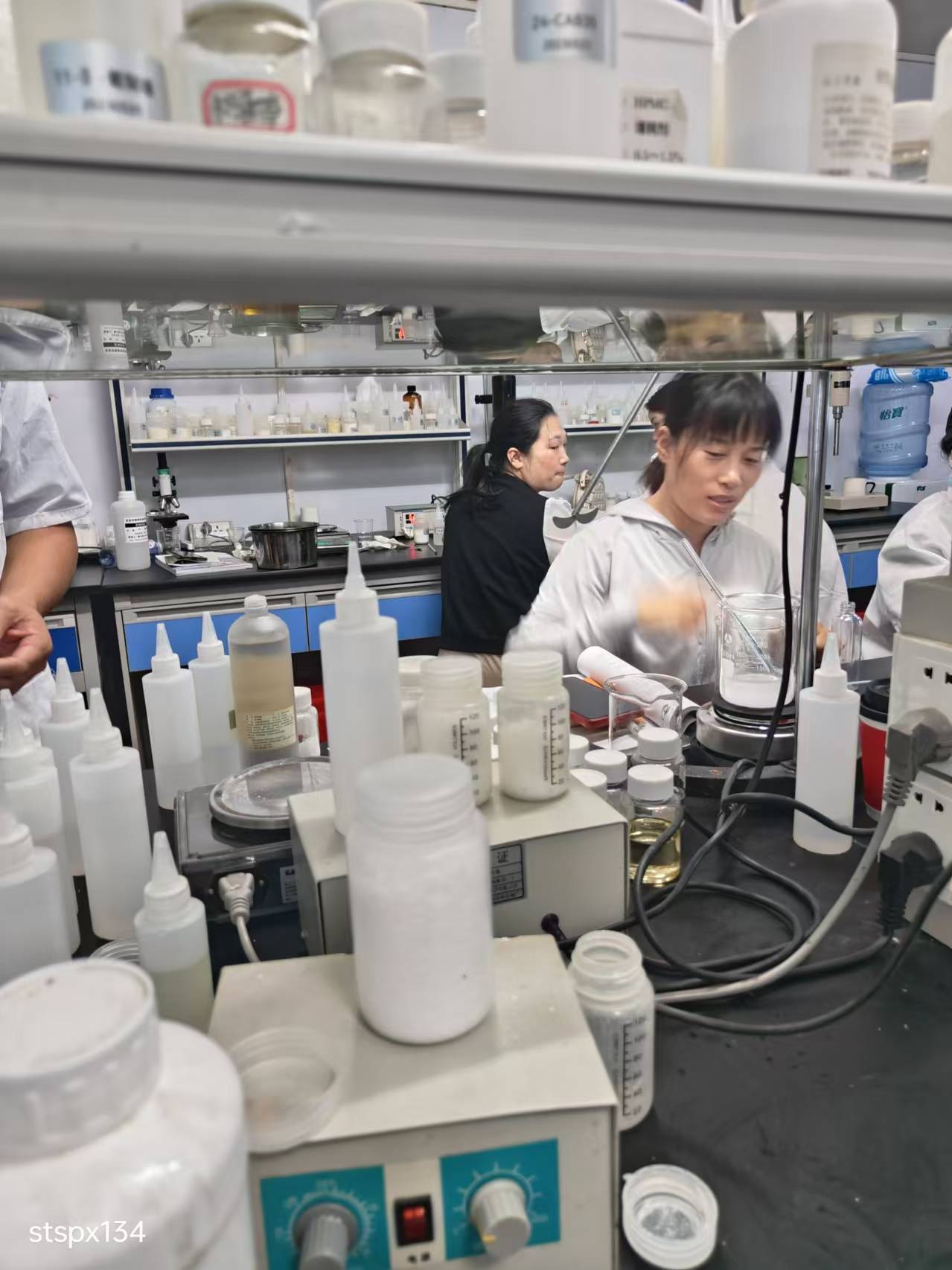 化妝品配方師技術(shù)培訓(xùn)與證書考取指南 解鎖護(hù)膚品研發(fā)的實(shí)操課程與報(bào)名流程